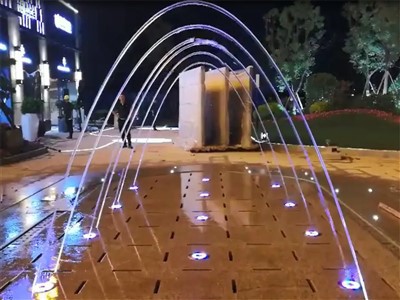 Fonte de névoa artificial ao ar livre